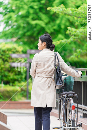 エコバックをカゴ(籠)に入れて自転車を引くビジネスウーマン エコバックをカゴ(籠)に入れて自転車を引くビジネスウーマン 78053797