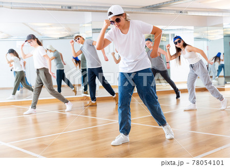 Teenagers training hip hop in dance studio Teenagers training hip hop in dance studio 78054101