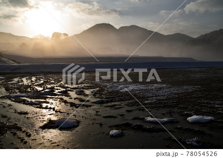 田園風景雪景色 田圃に張った氷と朝霧 三つ子山 田園風景雪景色 田圃に張った氷と朝霧 三つ子山 78054526