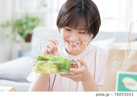 デリバリーで注文した料理を食べる女性 デリバリーで注文した料理を食べる女性 78055033