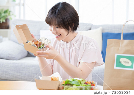 デリバリーで注文した料理を食べる女性 デリバリーで注文した料理を食べる女性 78055054