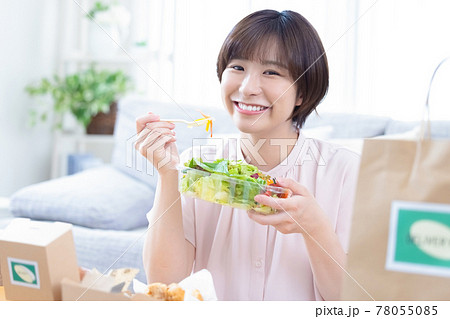 デリバリーで注文した料理を食べる女性 デリバリーで注文した料理を食べる女性 78055085