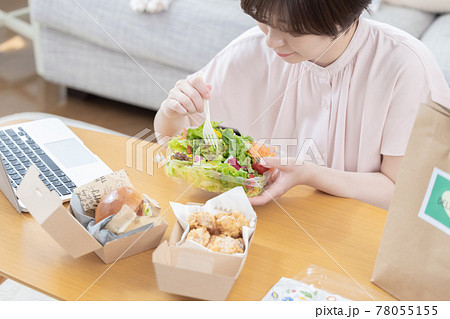 デリバリーで注文した料理を食べる女性(顔無し) デリバリーで注文した料理を食べる女性(顔無し) 78055155