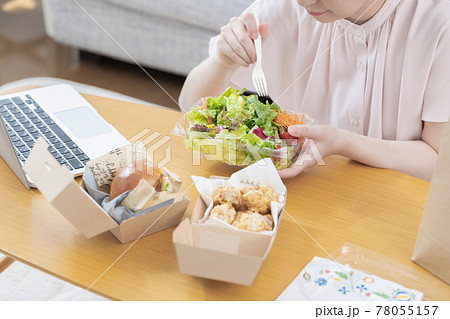 デリバリーで注文した料理を食べる女性(顔無し) デリバリーで注文した料理を食べる女性(顔無し) 78055157