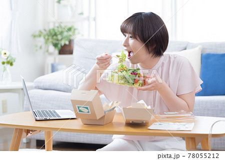 デリバリーで注文した料理を食べる女性 デリバリーで注文した料理を食べる女性 78055212