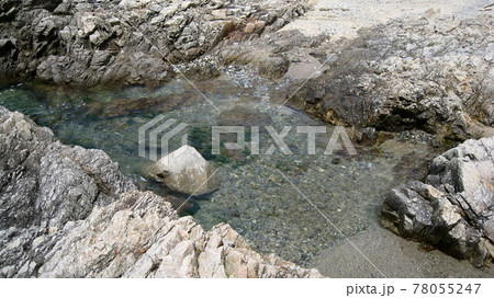 灰色の岩場の海岸と青い海と青空 78055247