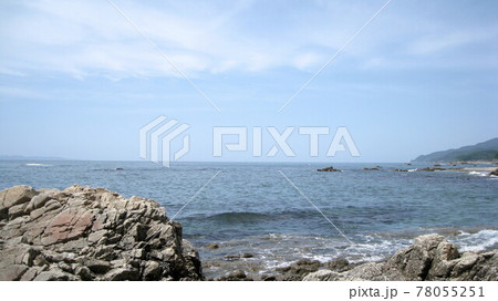 灰色の岩場の海岸と青い海と青空 灰色の岩場の海岸と青い海と青空 78055251