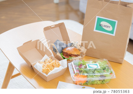 宅配で頼んだ料理（ハンバーガー、唐揚げ、サラダ） 78055363