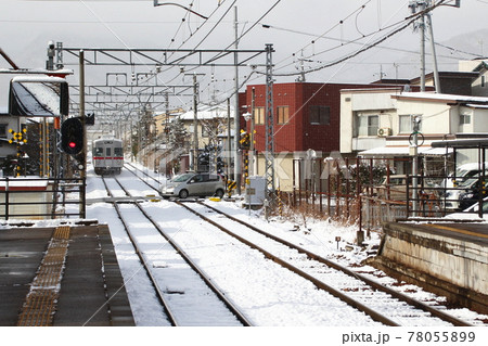 冬の信州吉田駅を発車する長野電鉄長野線3500系 冬の信州吉田駅を発車する長野電鉄長野線3500系 78055899