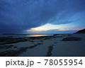 【沖縄素材】大きい雲が移動して夕雲が現れた瞬間をビーチで撮影 【沖縄素材】大きい雲が移動して夕雲が現れた瞬間をビーチで撮影 78055954