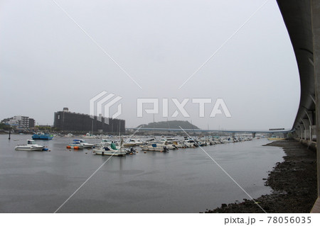 雨の平潟湾 78056035