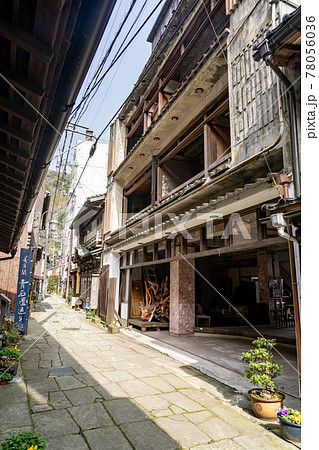島根県松江市　美保関の青石畳通りから見る古い旅館の美保館 78056036
