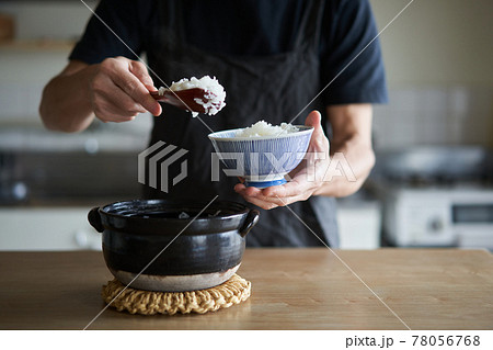 白ごはんをよそる男性 78056768