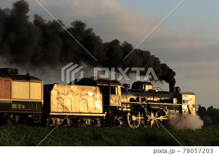 SLばんえつ物語号 車体に夕陽をギラリと光らせる SLばんえつ物語号 車体に夕陽をギラリと光らせる 78057203