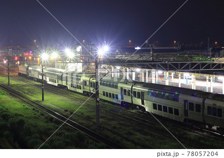 夜の駅に停車する215系配給列車 78057204