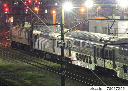 夜の駅に停車する215系配給列車 78057206