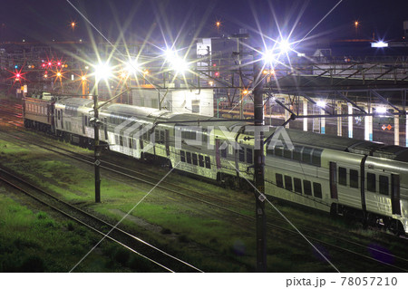 夜の駅に停車する215系配給列車 78057210