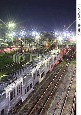 夜の駅に停車する215系配給列車 夜の駅に停車する215系配給列車 78057211