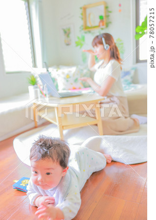 何かを見付けてはいはいする乳児とオンラインミーティングの母親 何かを見付けてはいはいする乳児とオンラインミーティングの母親 78057215