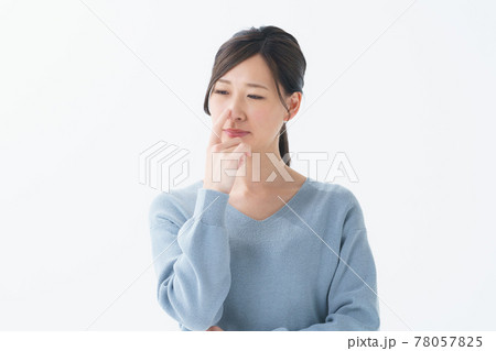 女性 20代 白背景 鼻 女性 20代 白背景 鼻 78057825