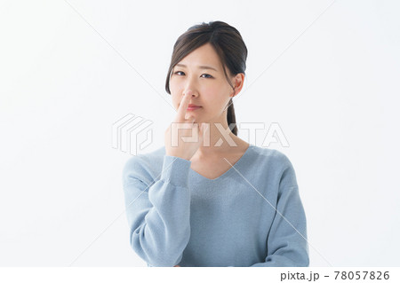 女性 20代 白背景 鼻 女性 20代 白背景 鼻 78057826