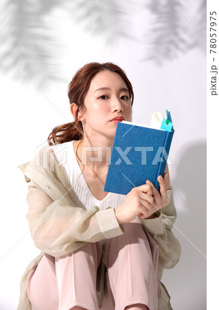 読書をする若い女性のポートレート 78057975