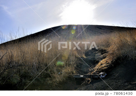 山中湖村鉄砲木ノ頭に登る登山道と昇る太陽 山中湖村鉄砲木ノ頭に登る登山道と昇る太陽 78061430