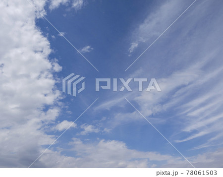 青空と白い雲の背景用素材 78061503
