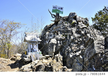 日本百名山　奥秩父　狭い両神山山頂の岩峰と祠 78061644