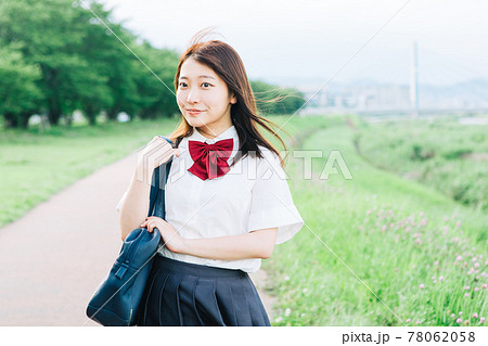 河川敷を歩く女子高生　 78062058