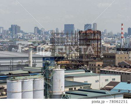 錆びた工場の設備と大阪の市街地の風景 78062251