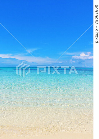 沖縄　夏の青空と海の風景 78062600