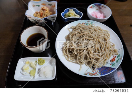 和食器に美しく盛られた手打ちざるそば 和食器に美しく盛られた手打ちざるそば 78062652