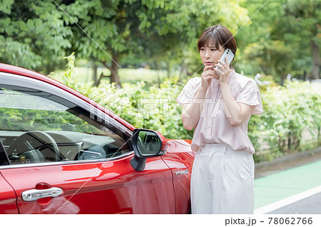 車が故障して電話をかける女性 車が故障して電話をかける女性 78062766