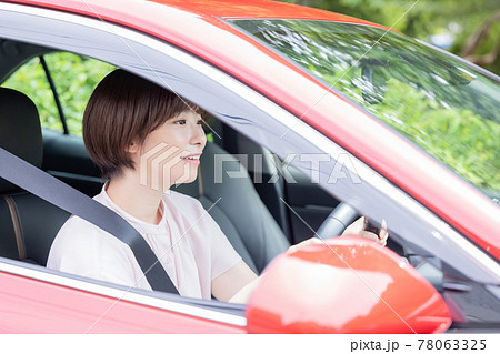 車を運転する若い女性の写真素材