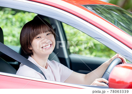 車を運転する若い女性 車を運転する若い女性 78063339