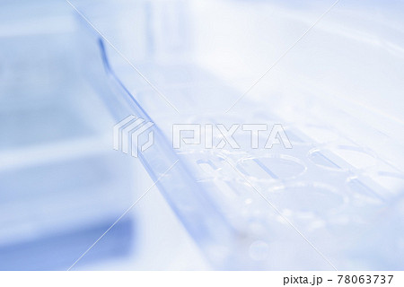 扉を開けた冷蔵庫の冷蔵室　何もない冷蔵庫　ドアポケット　卵ポケット 78063737