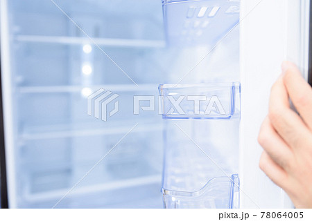 扉を開けた手と冷蔵庫の冷蔵室　何もない冷蔵庫　ドアポケット 78064005