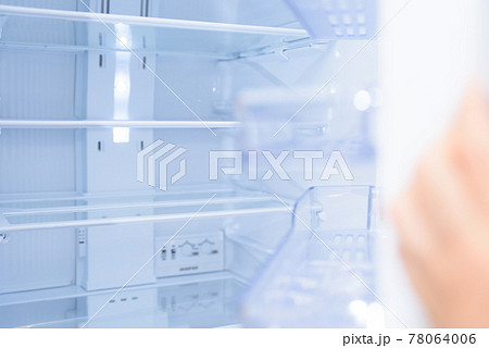 扉を開けた手と冷蔵庫の冷蔵室　何もない冷蔵庫　ドアポケット 78064006