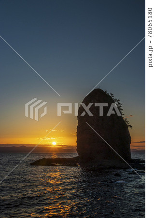 青森市　浅虫海岸の落陽裸島 78065180