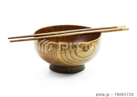 Wooden bowl and chopsticks isolated 78065720