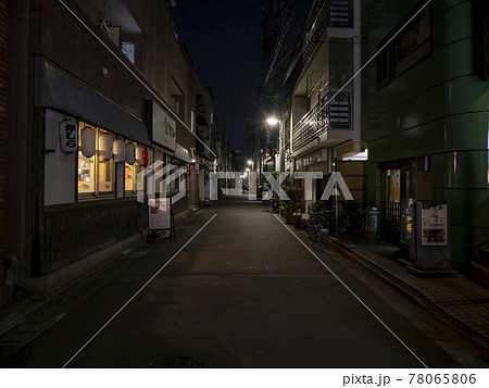 コロナ禍で閑散とした裏通りの飲み屋街 78065806