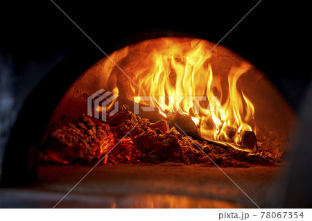 暖炉で燃える火の写真素材