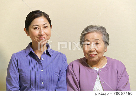 笑顔の中年女性とおばあちゃん 親子 母と娘 嫁と義母 笑顔の中年女性とおばあちゃん 親子 母と娘 嫁と義母 78067466
