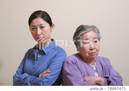 背中合わせでいがみ合う中年女性とおばあちゃん　親子　母と娘　嫁と義母 78067471