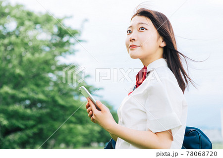 スマホを持つ女子高生 スマホを持つ女子高生 78068720