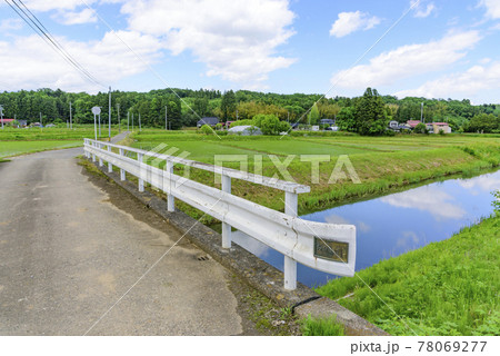 宮城　小さな村の田植えの後 78069277