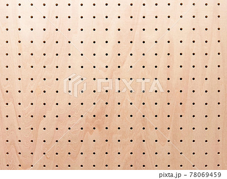 木目のある薄い赤茶色の有孔ボードの背景画像 78069459