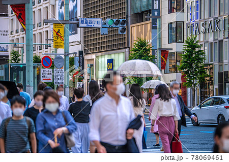 日本の東京都市景観　コロナとの戦いは今も続くが銀座には多くの人出…もはや宣言は響かない…＝5月25日 78069461