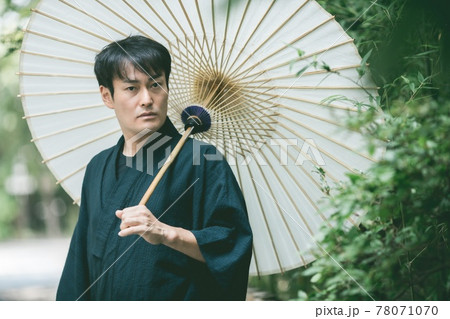 番傘を持った浴衣姿の男性（真剣） 78071070